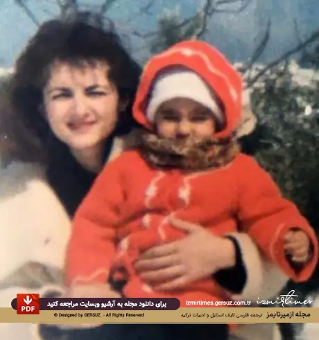کودکی آمینا معادی در کنار مادرش با لیاس قرمز